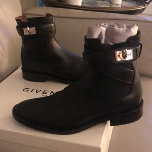 Shark bottine plate Givenchy boots
